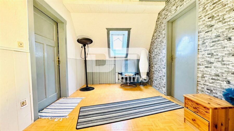 Modernisiertes Zweifamilienhaus BJ mit Gewerbeanteil, Anbau und enormen Platzangebot - WE2 DG Flur / Diele